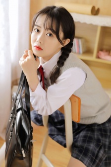 月亮发卡小女孩